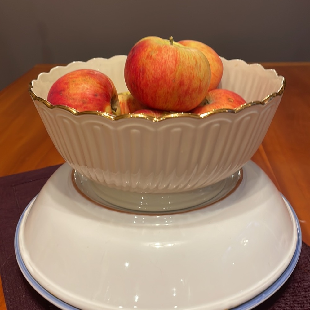 Lenox ivory House Warming collection scalloped gold rim 10”serving bowl